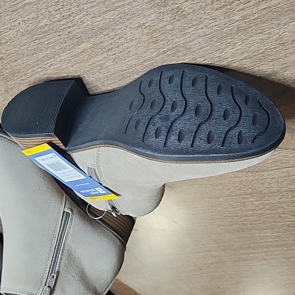 White Mountain Ankle Boots - Picture 7 of 7